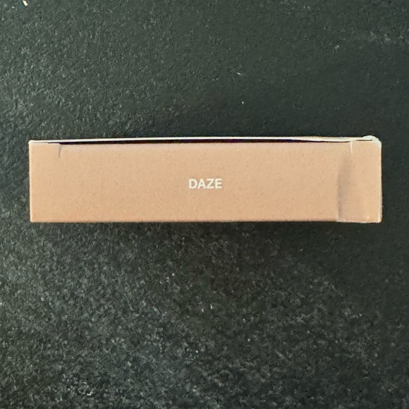 ILIA Weightless Natural-Looking Glow DAZE color - Picture 3 of 7